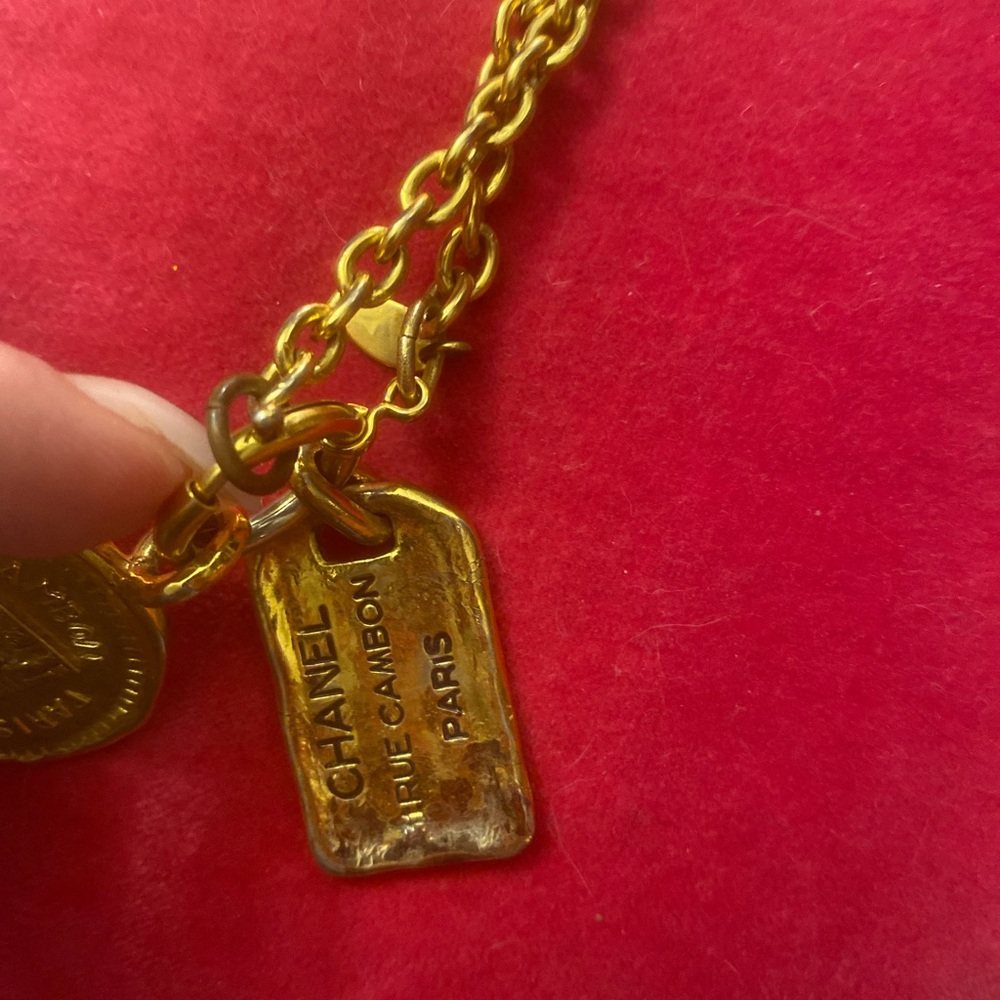 Vintage CHANEL 31 Rue Cambon Multi-Charm Medallion Pendant Necklace Gold - Picture 6 of 10